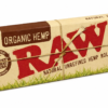Raw Classic Single Wide Tekli, ağartılmamış doğal yapısı ve ince dokusuyla kaliteli ve doğal sarma deneyimi sunan premium sarma kağıdıdır.