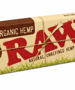 Raw Classic Single Wide Tekli, ağartılmamış doğal yapısı ve ince dokusuyla kaliteli ve doğal sarma deneyimi sunan premium sarma kağıdıdır.